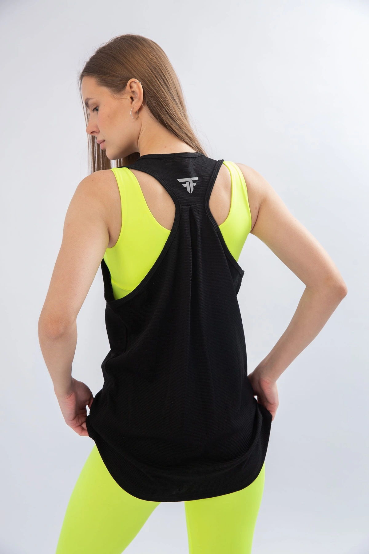 تيشيرت رياضي بدون كم حريمي - أسود