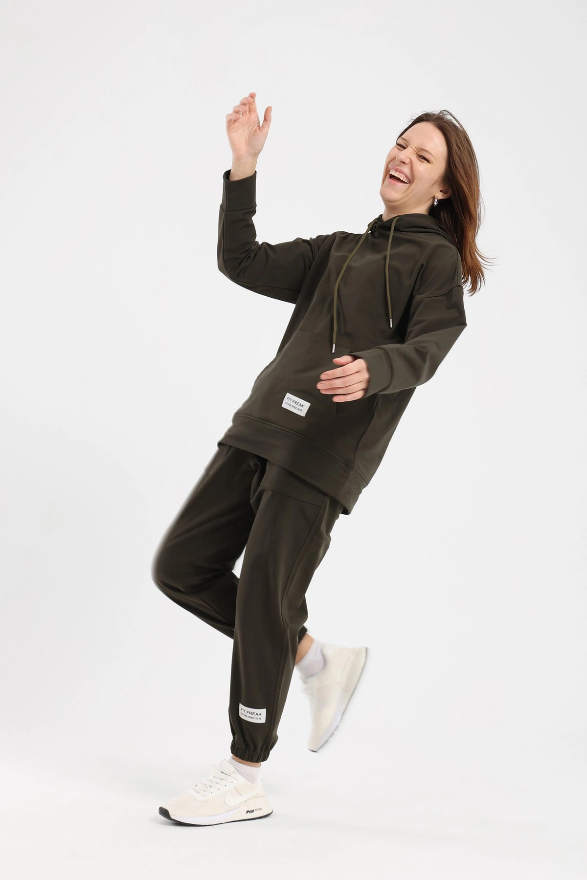 طقم سويت شيرت مع سويت بانتس حريمي - زيتي