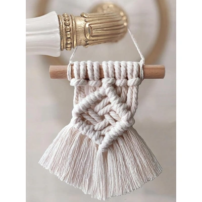 مكرميه زينه للتعليق - أبيض