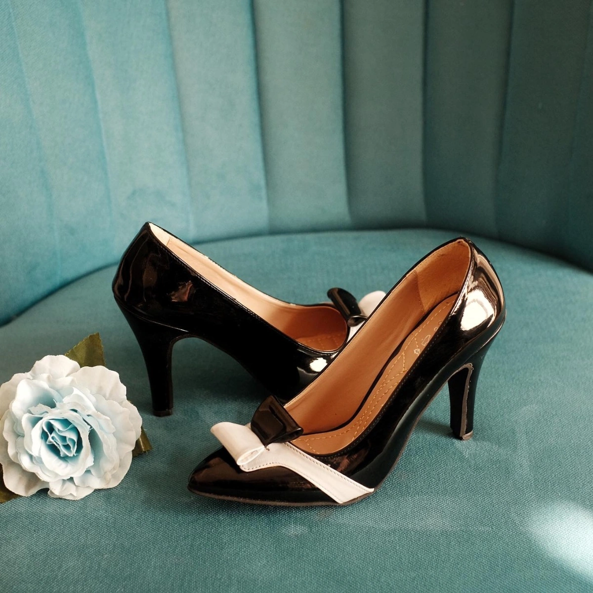 جزمة جلد لميع فيونكه بكعب