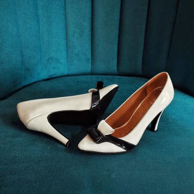 جزمة جلد لميع فيونكه بكعب