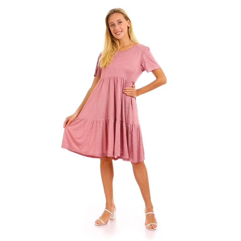 فستان بأكمام قصيرة وطبقات