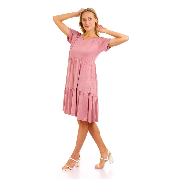 فستان بأكمام قصيرة وطبقات