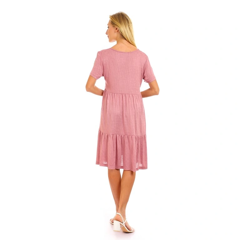 فستان بأكمام قصيرة وطبقات