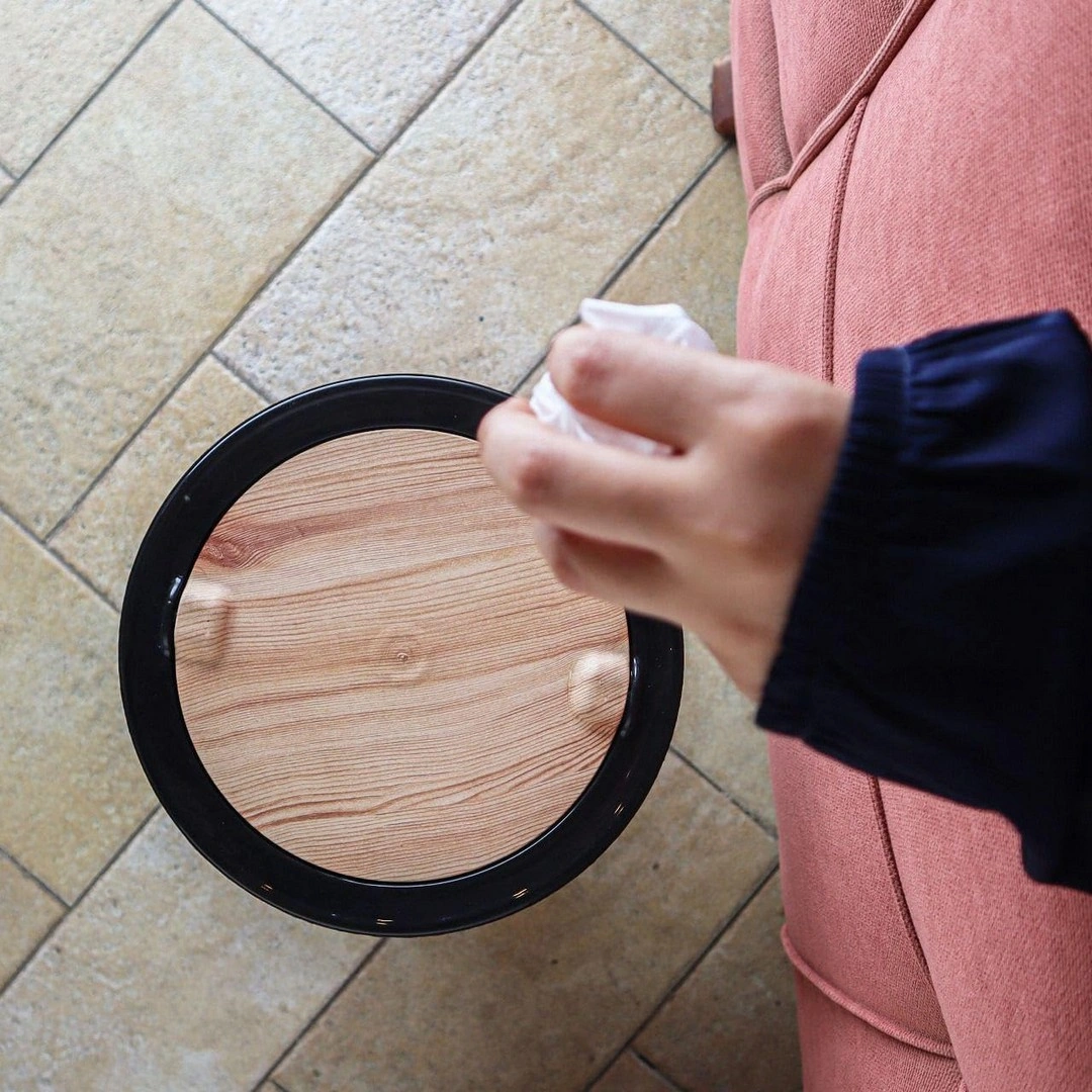 سلة مهملات بغطاء وأرجل خشبية - أسود