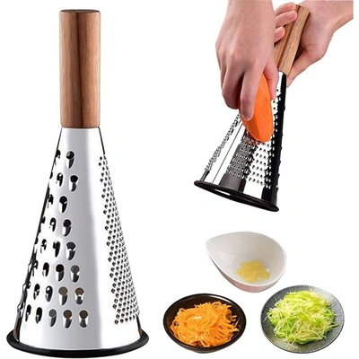 مبشرة جبن مخروطية بمقبض خشبي