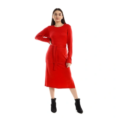 طقم تنورة بفتحات جانبية مع بلوزة دائرية سادة - أحمر - s2152