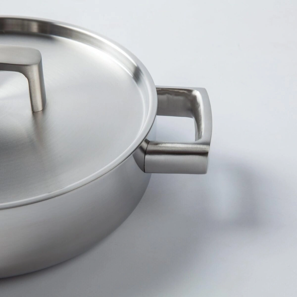 بيرغوف طاسة ستانليس عميقة بغطاء ومقبضين - 24 سم - فضي