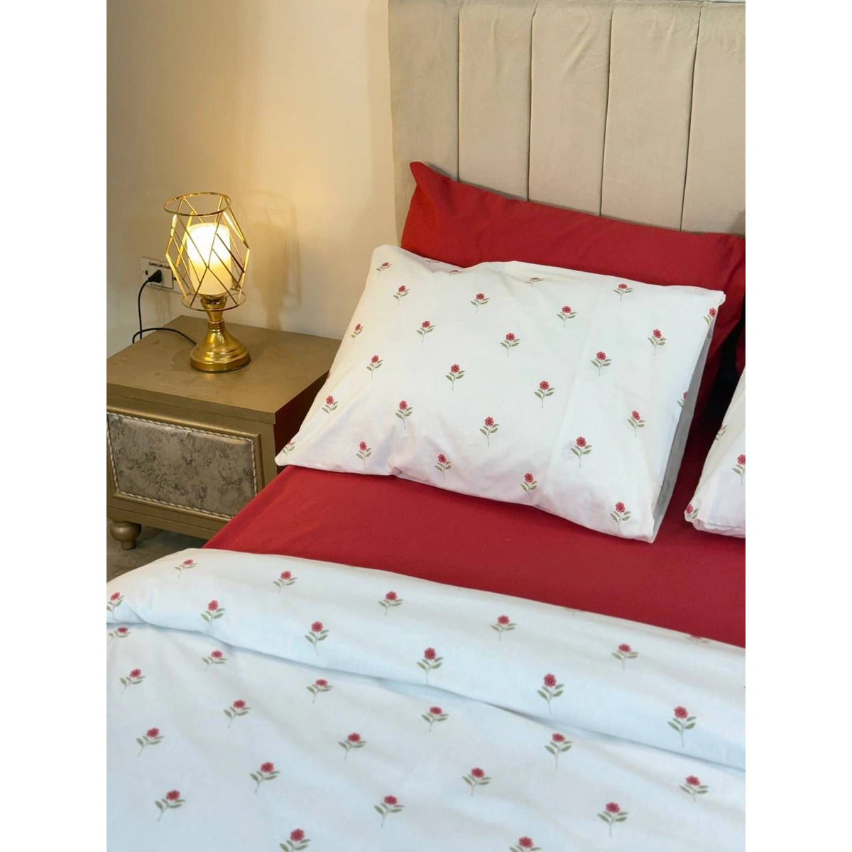 طقم ملاية بأستك سرير من يارلن - 200*240سم - شكل ورد أحمر