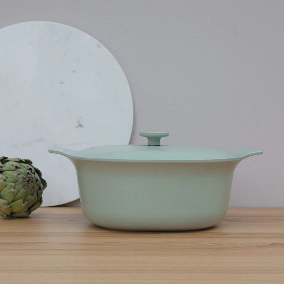 طاجن بيضاوي بغطاء من حديد الزهر من بيرغوف  - 28*22 سم - مينت جرين