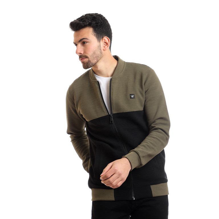 أسود/زيتي