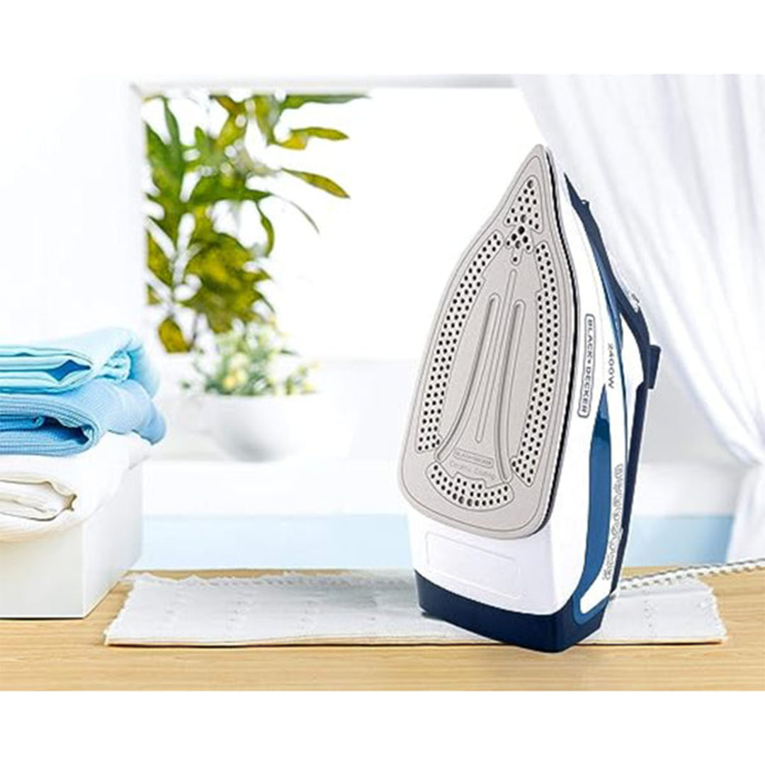 مكواة بخار بلاك اند ديكر بقاعدة سيراميك - 2400 وات - أزرق X2150-B5