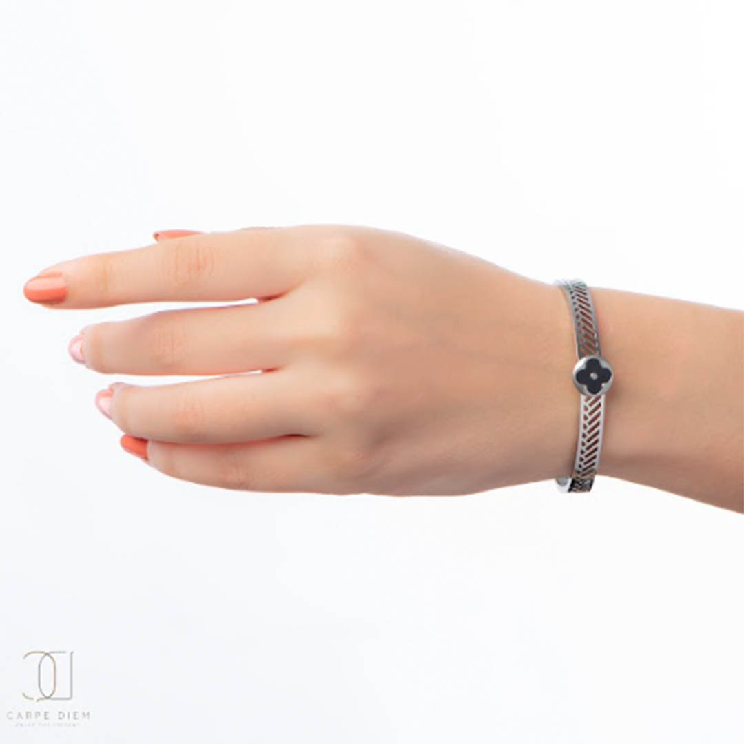 أسوره حريمي شكل وردة - فضي/أسود