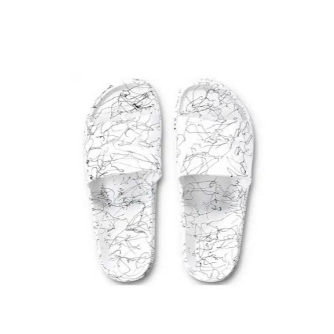 شبشب رجالي بخطوط بيضاء وسوداء