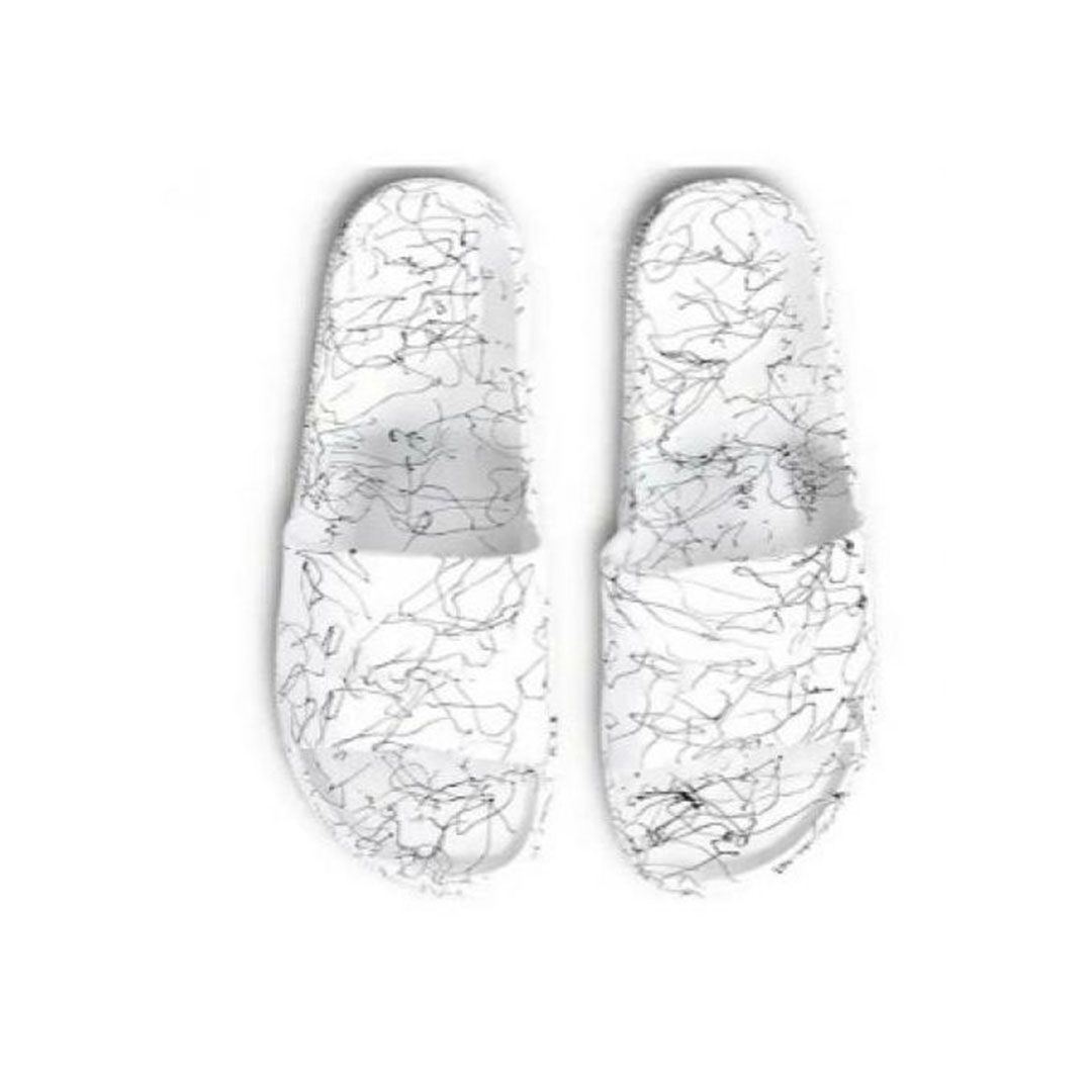 شبشب رجالي بخطوط بيضاء وسوداء