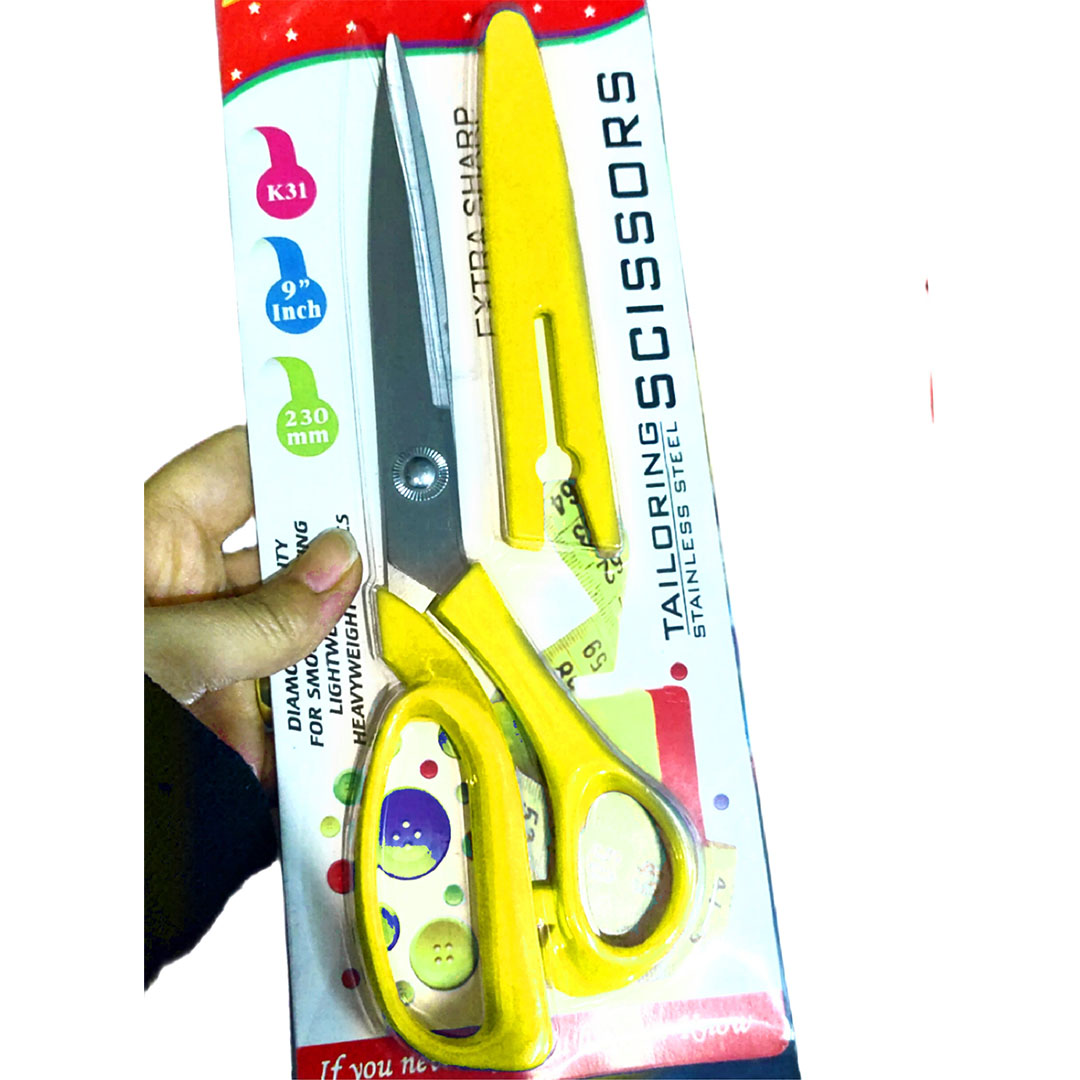 مقص حاد مع غطاء بلاستيك