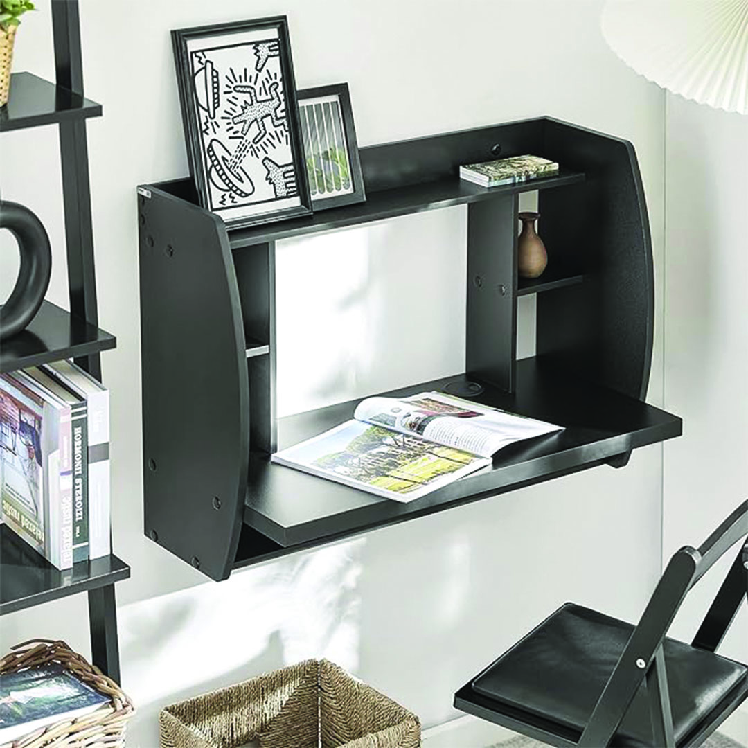 مكتب يثبت على الحائط وأرفف للكتب