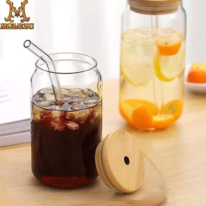 كوب عصير من الزجاج مع شفاطة