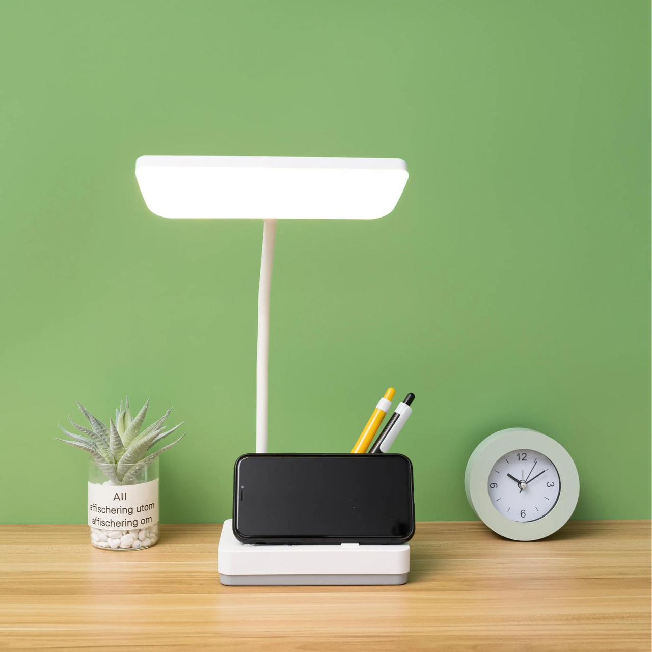 مصباح مكتبي وحامل هاتف وأقلام