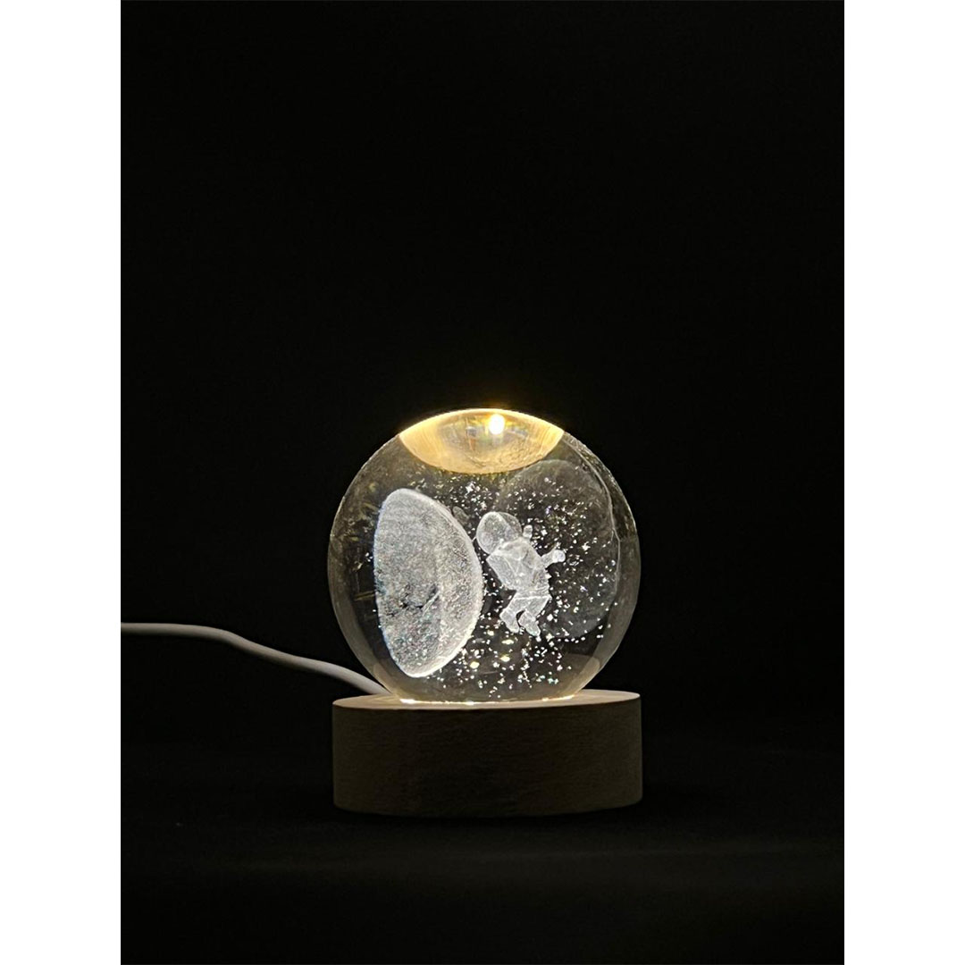 مصباح ليلي بقاعدة خشبية - رائد فضاء