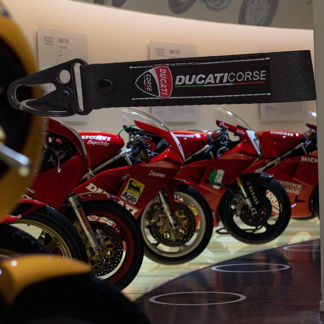 ميدالية عربية دوكاتي - أسود