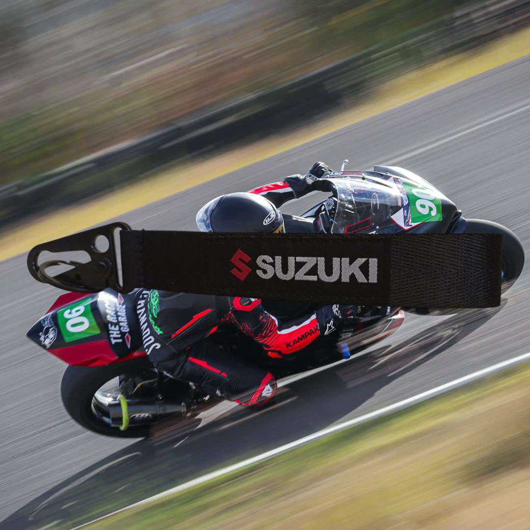 ميدالية عربية سوزوكي - أسود