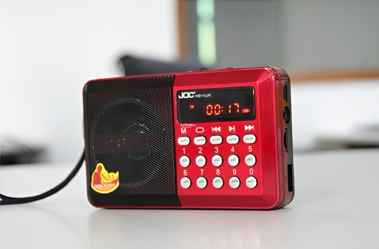 راديو ديجيتال محمول ومشغل MP3 - أحمر