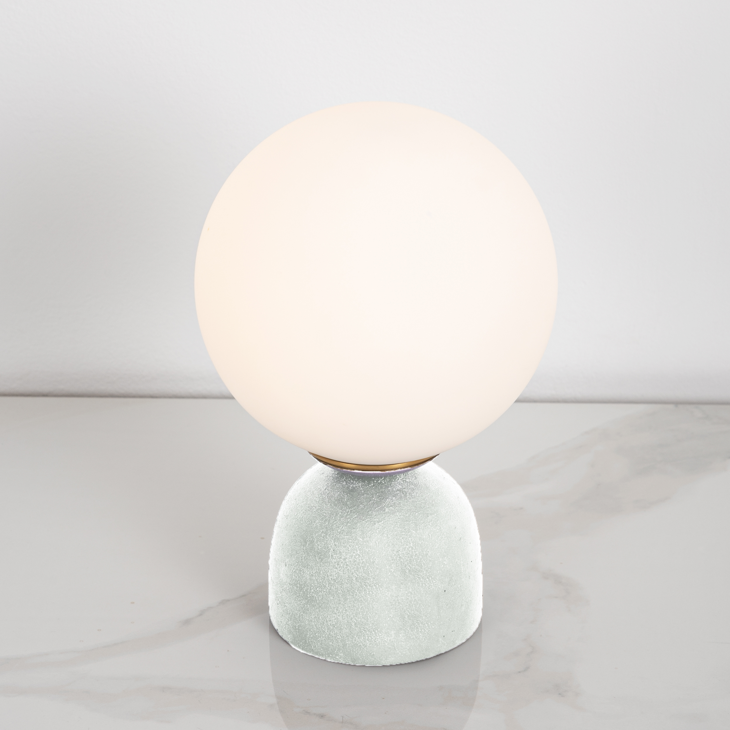 اباجورة بين من الفخار - ابيض