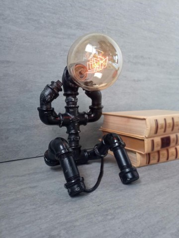 اباجورة شكل شخص يغني - أسود