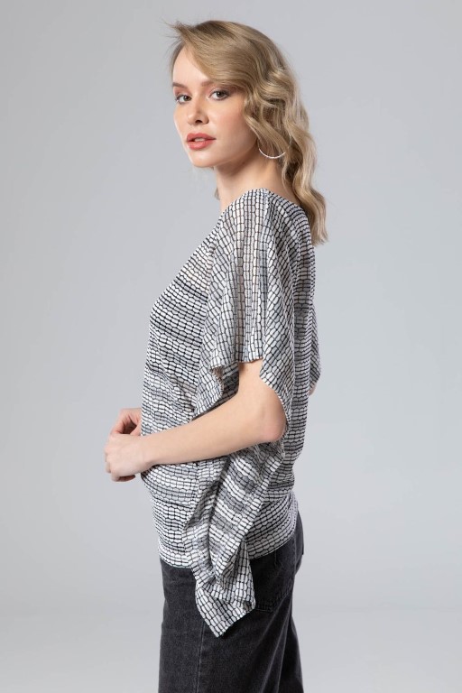 توب تريندي كم قصير وواسع بجيب كانجرو