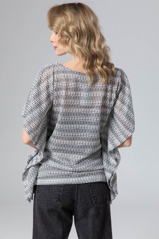 توب تريندي كم قصير وواسع بجيب كانجرو