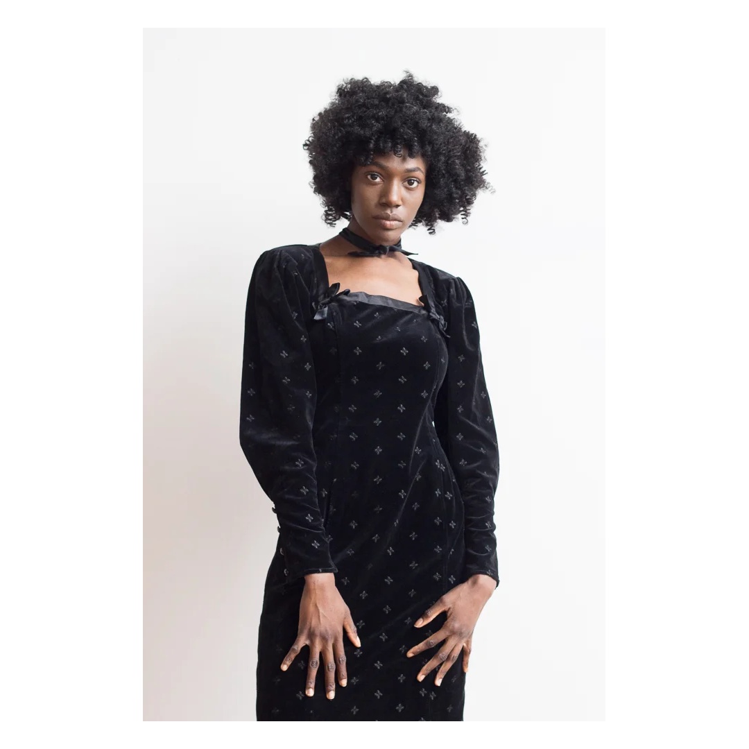 شي ان فستان حفلات مخملي من أنغارو باريس - أسود