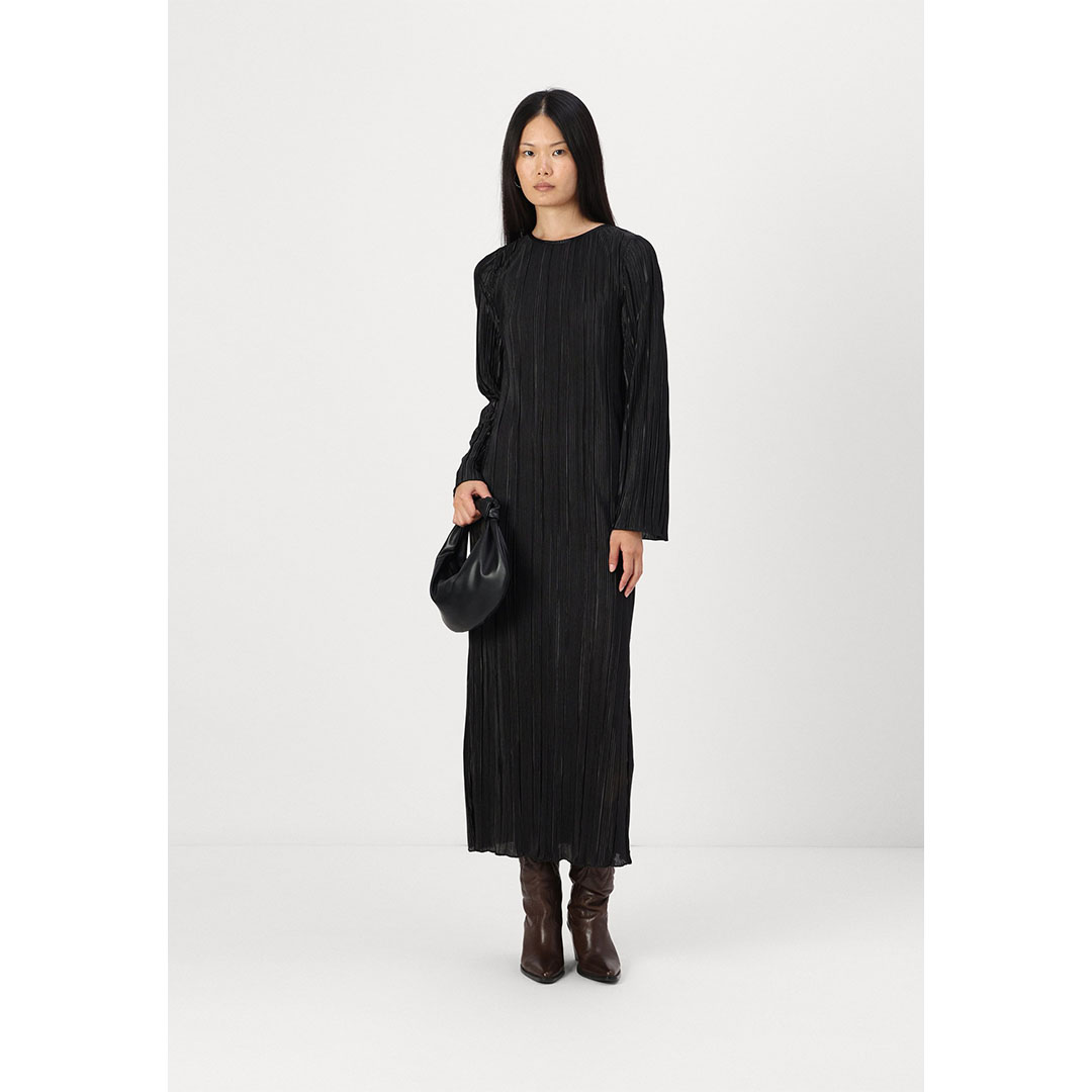 فستان بي سي نورا برقبة دائرية - أسود