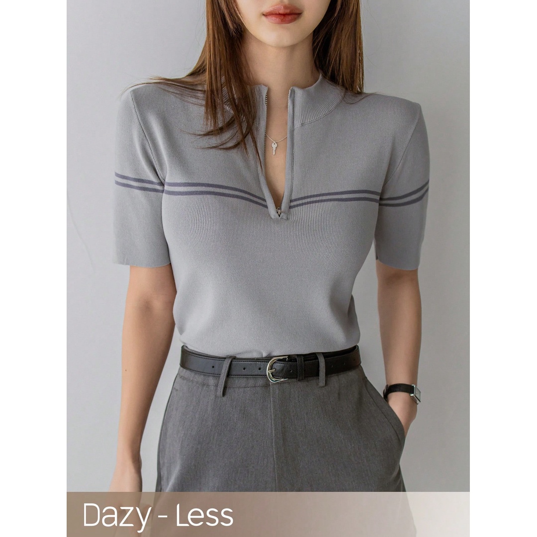 شي ان بلوزة محبوكة بأكمام قصيرة وألوان متناسقة ستايل "الثراء القديم" - رمادي