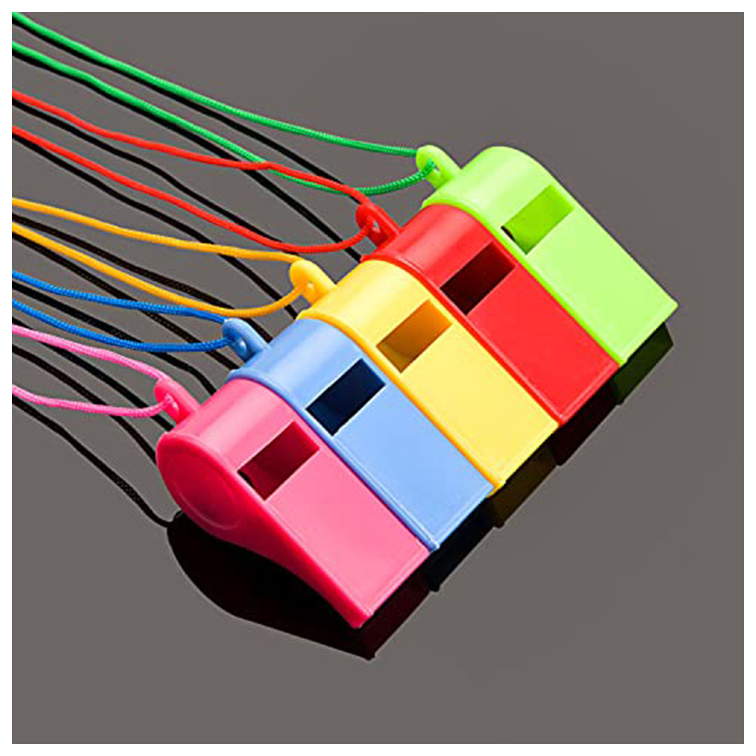 صفارة ملونة بلاستيكية رياضية مع حبل - 12 قطعة