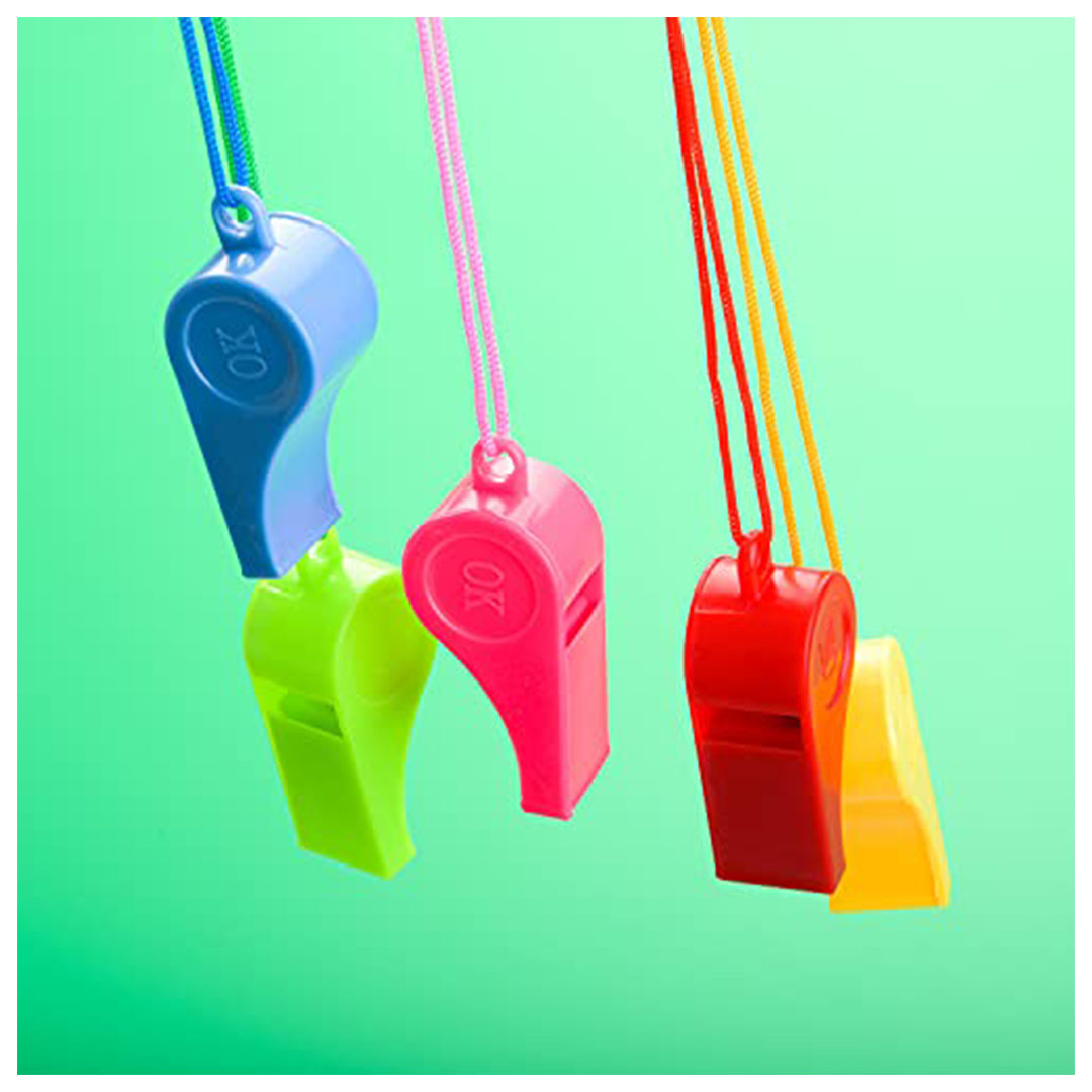 صفارة ملونة بلاستيكية رياضية مع حبل - 12 قطعة