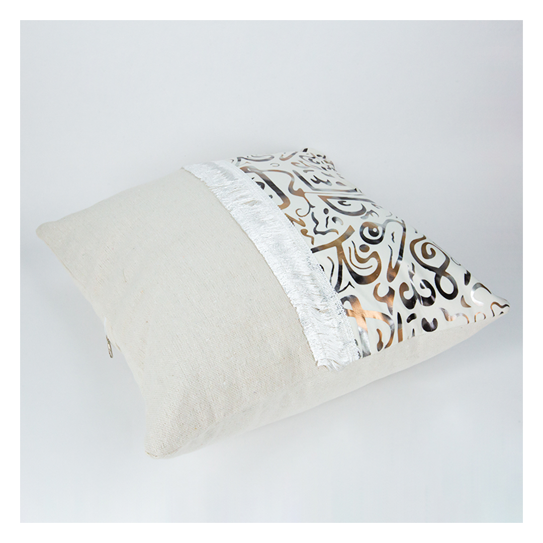 كيس مخدة قماش شكل خط عربي مزخرف نحاسي - 2 قطعة - بيج