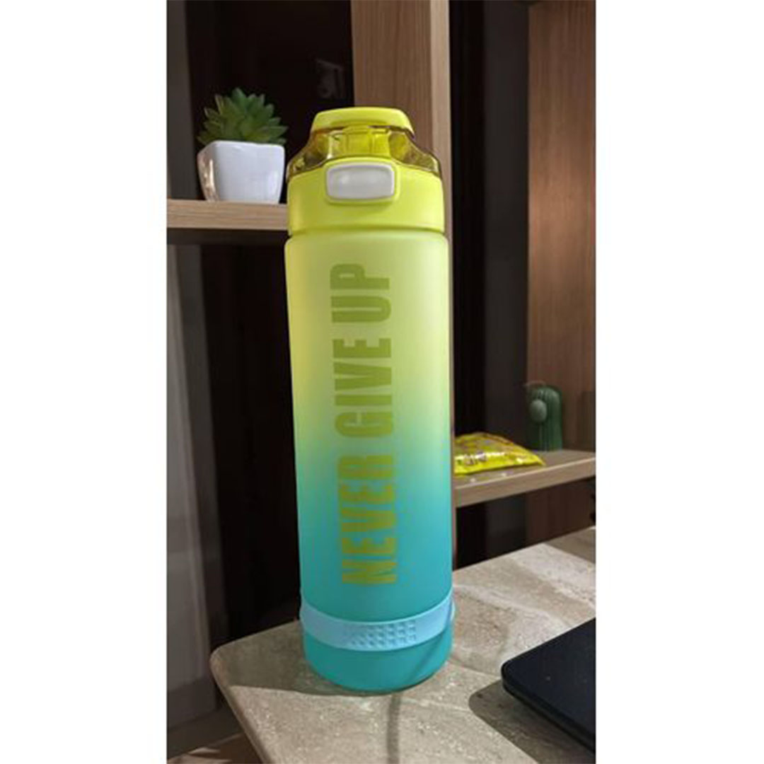 زجاجة مياه “NEVER GIVE UP” بألوان متدرجة أصفر و تركواز - 1 لتر