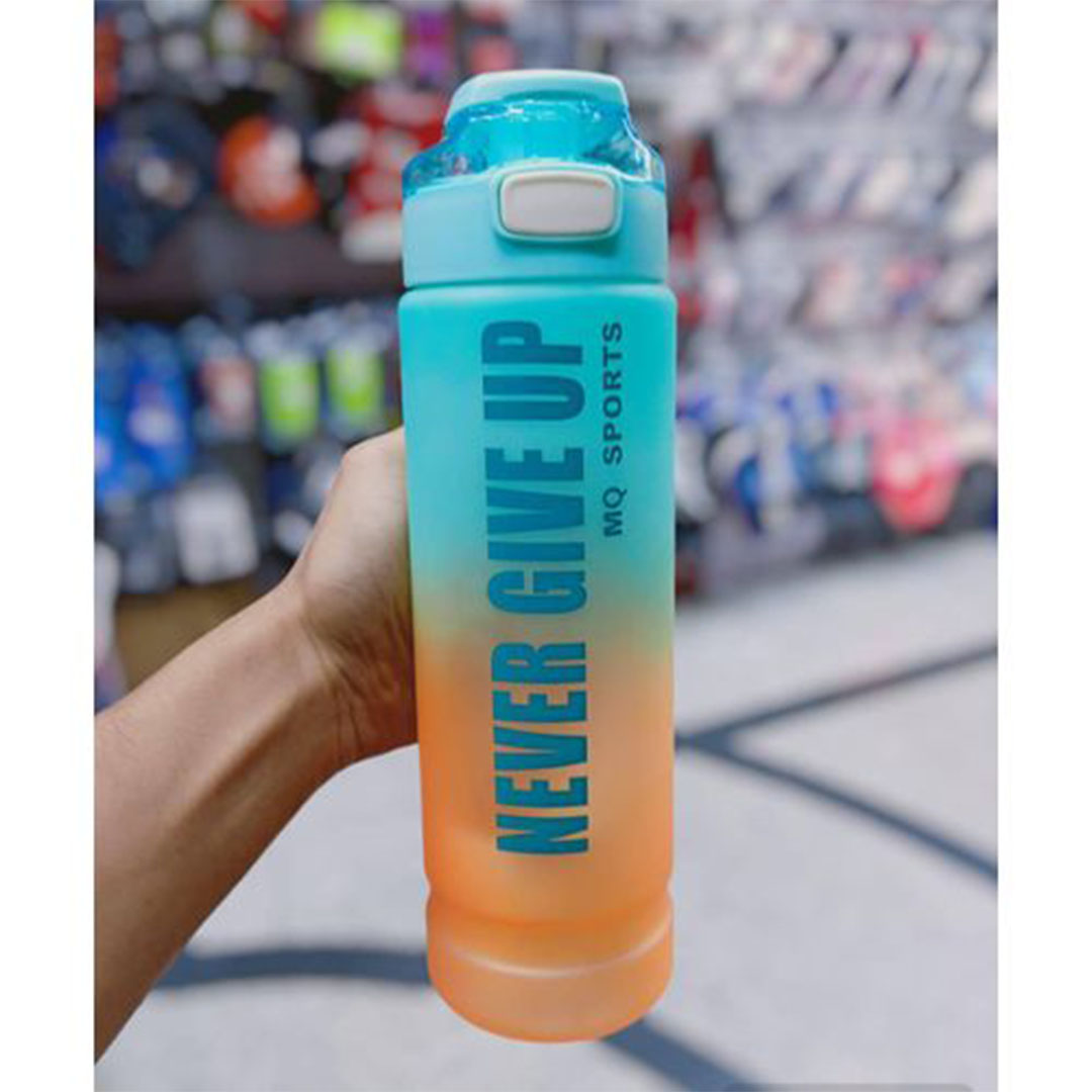 زجاجة مياه “NEVER GIVE UP” بألوان متدرجة لبني وبرتقالي - 1 لتر
