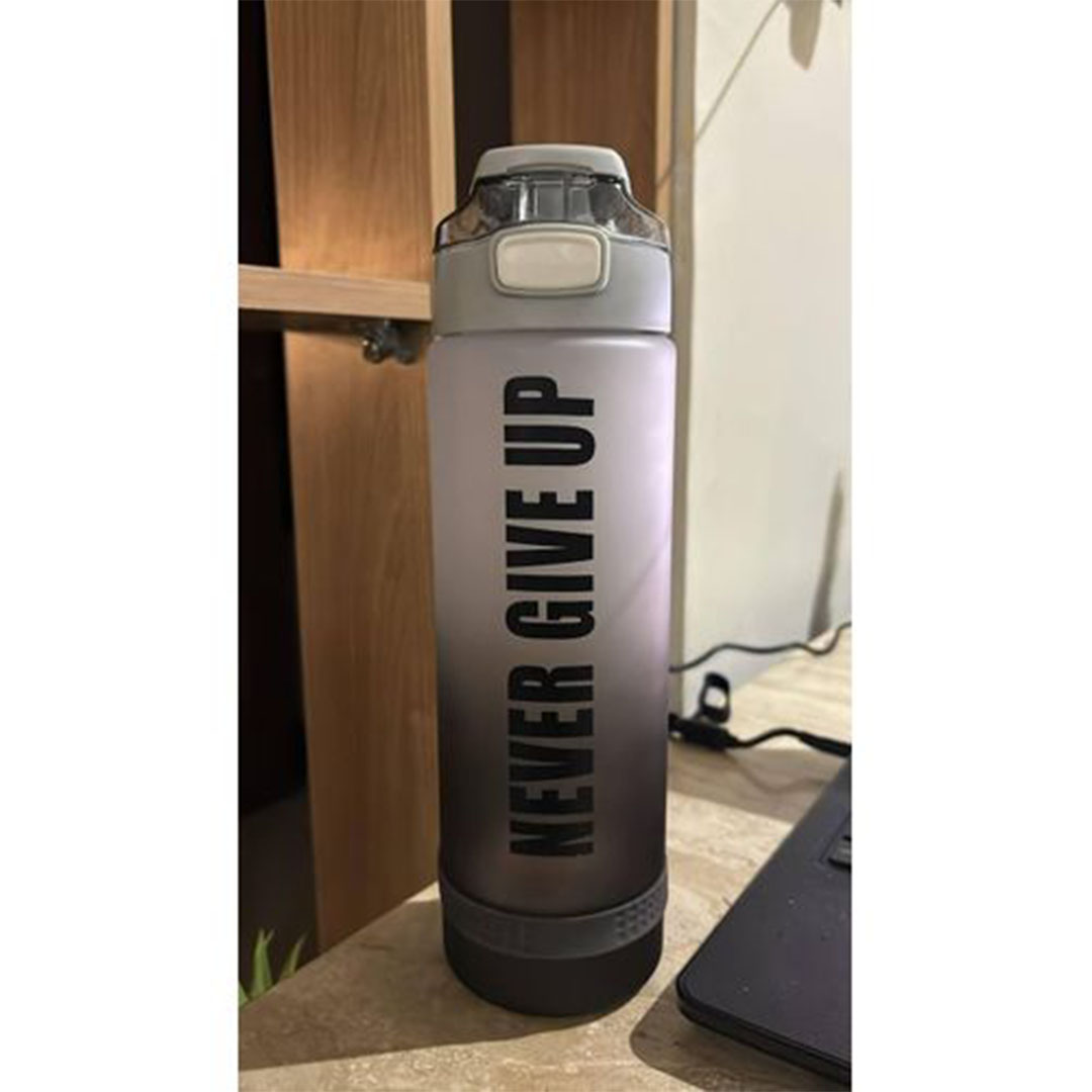 زجاجة مياه “NEVER GIVE UP” بلون متدرج من الأبيض إلى الأسود - 1 لتر