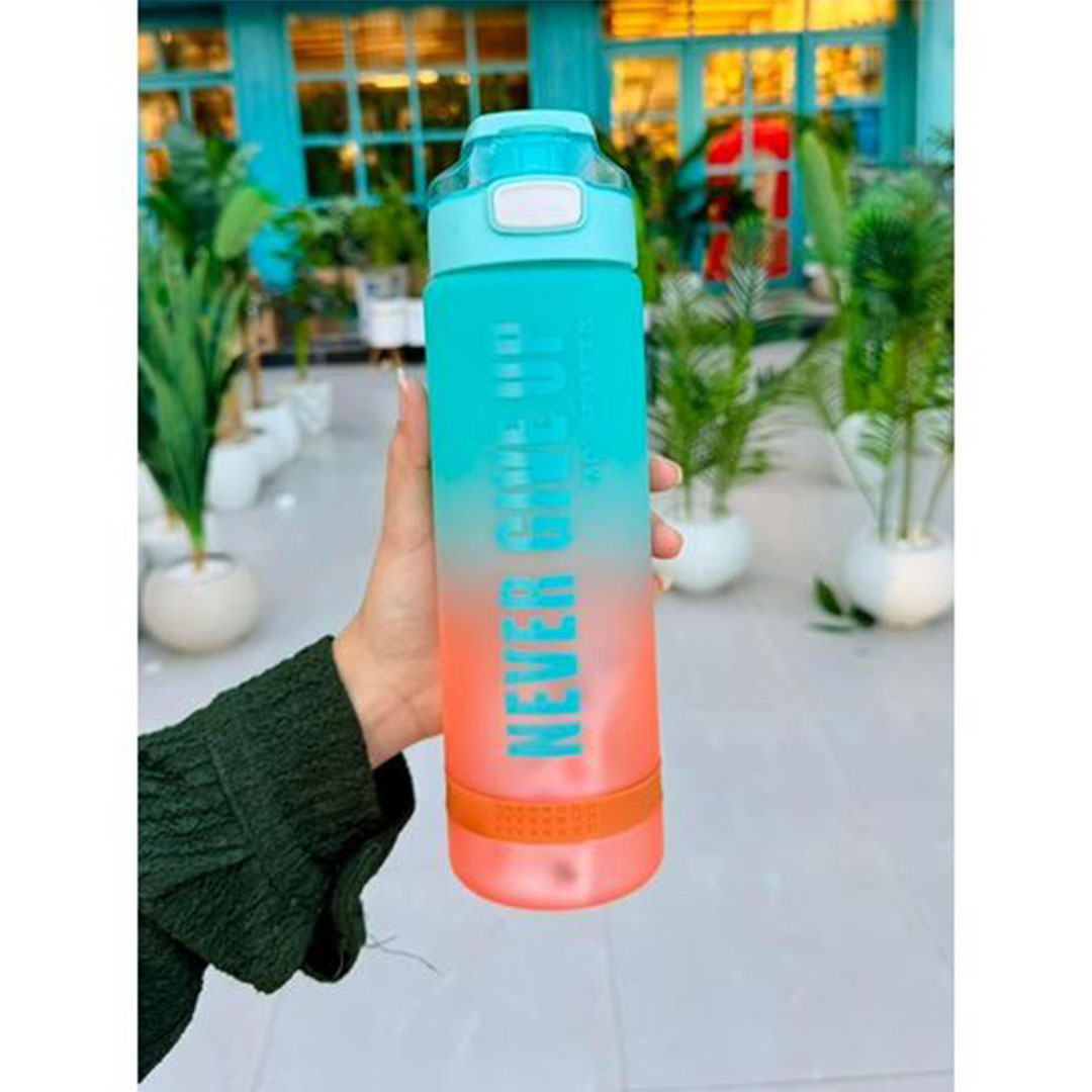 زجاجة مياه “NEVER GIVE UP” بألوان متدرجة لبني وبرتقالي - 1 لتر
