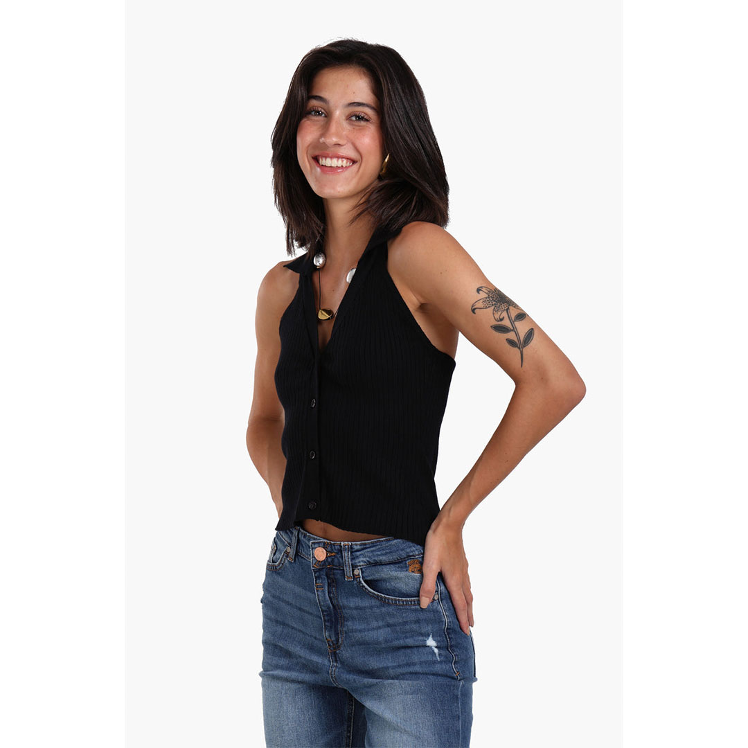 بلوزة مضلعة بفتحة رقبة على شكل حرف V حريمي