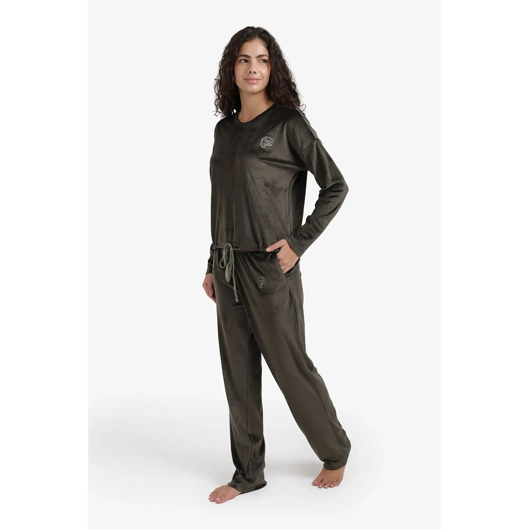 طقم بيجاما مطرز بشعار قطيفة حريمي 57800