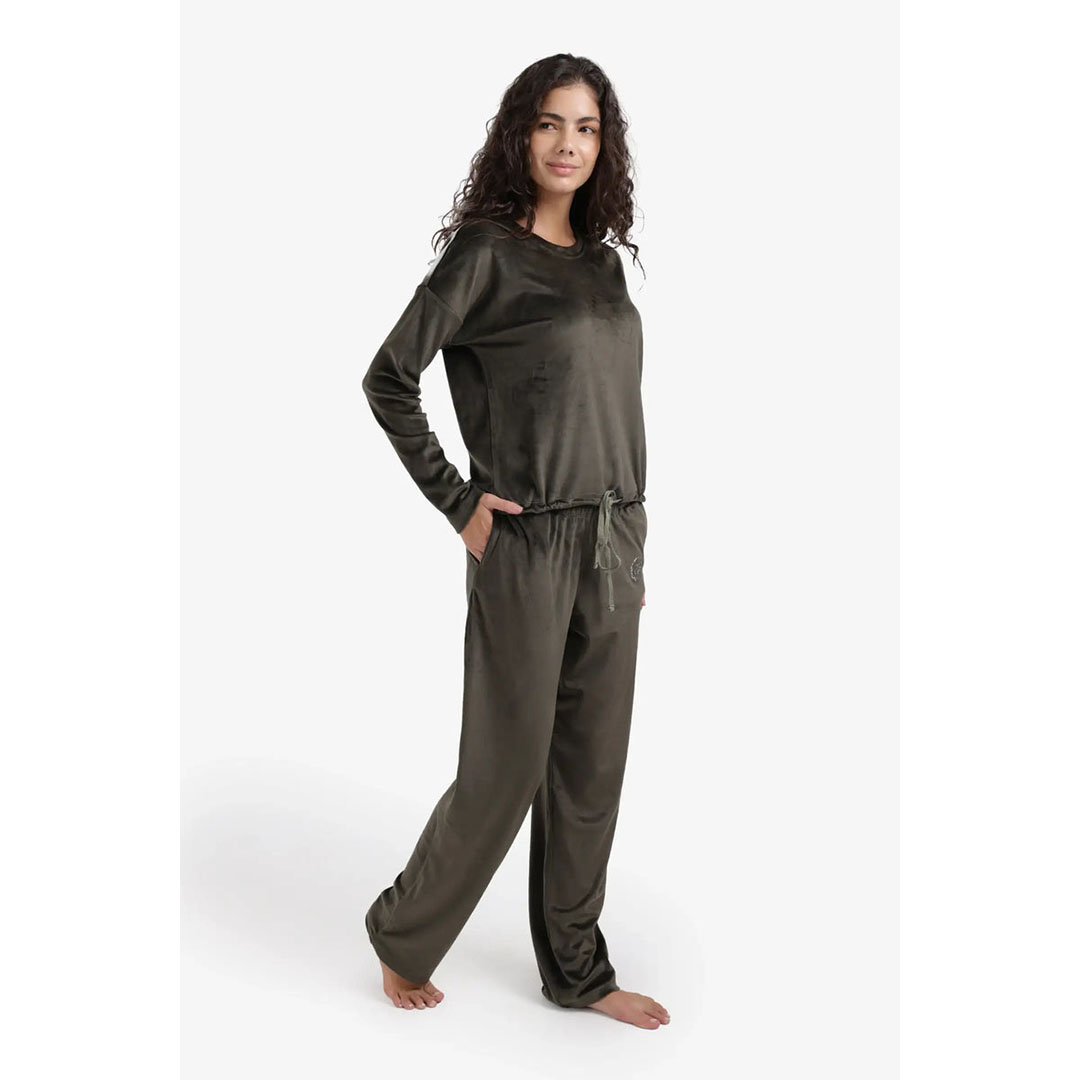 طقم بيجاما مطرز بشعار قطيفة حريمي 57800