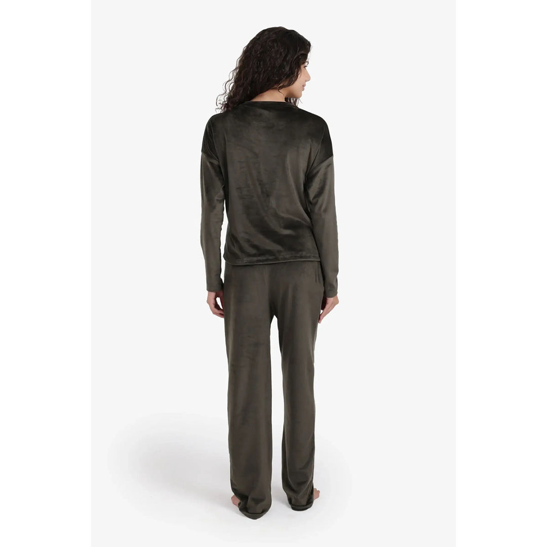 طقم بيجاما مطرز بشعار قطيفة حريمي 57800