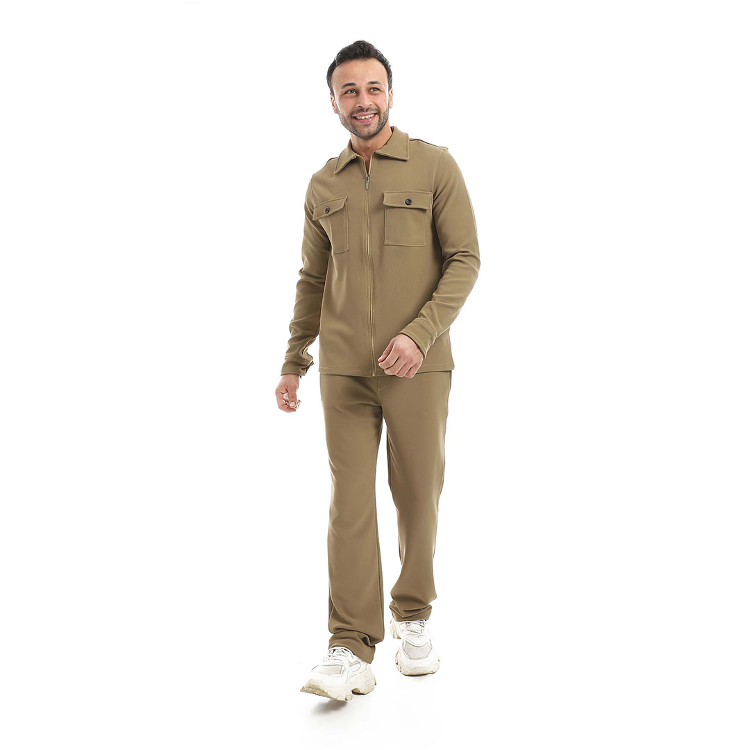 سويت شيرت بسوستة مع بنطلون رجالي