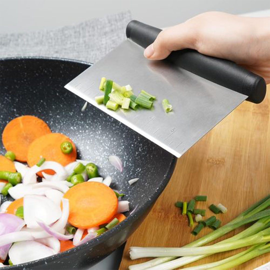 قطاعة عجين مربعة بمقبض مريح ومقياس متدرج