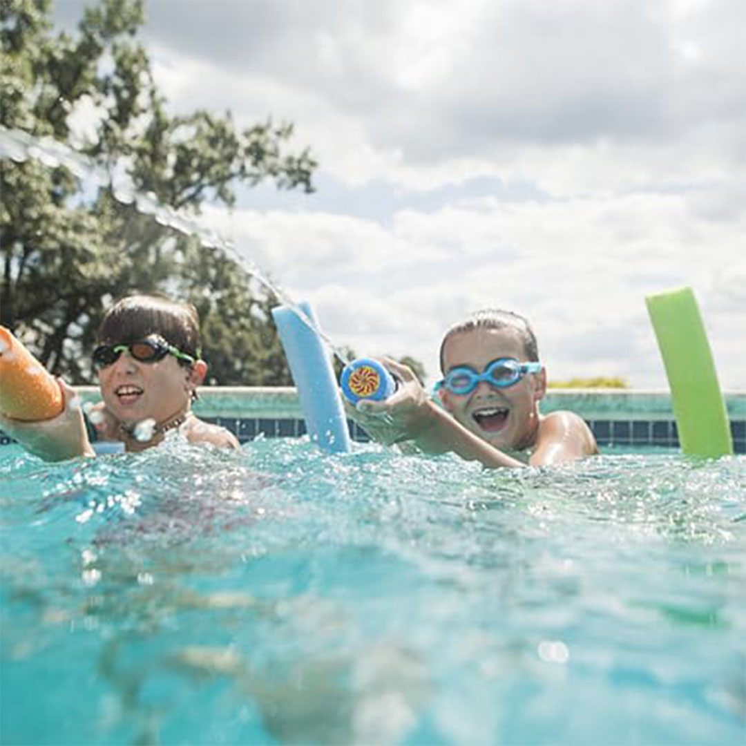 مسدس ماء للأطفال - رشاش رغوي - 4 قطع - 2 كبير 30 سم - 2 صغير 15 سم - للشاطئ وحمام السباحة