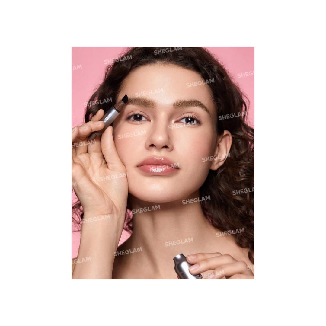 فرشاة وجل الحواجب بزاوية من شي جلام - بني محمر