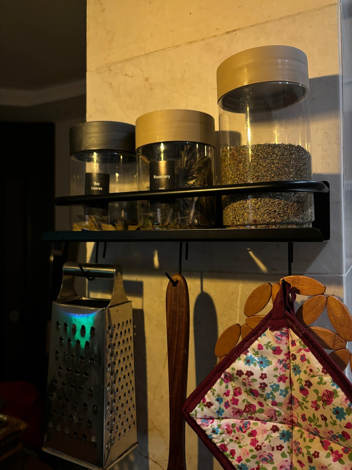 منظم شاور بماسورة + 3 هوك ستانلس - 33 سم - أسود